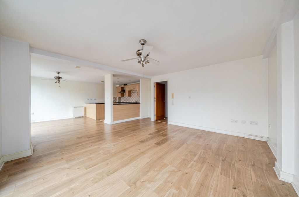 Property photo 3 of 22 1454316-7-6A19482...
