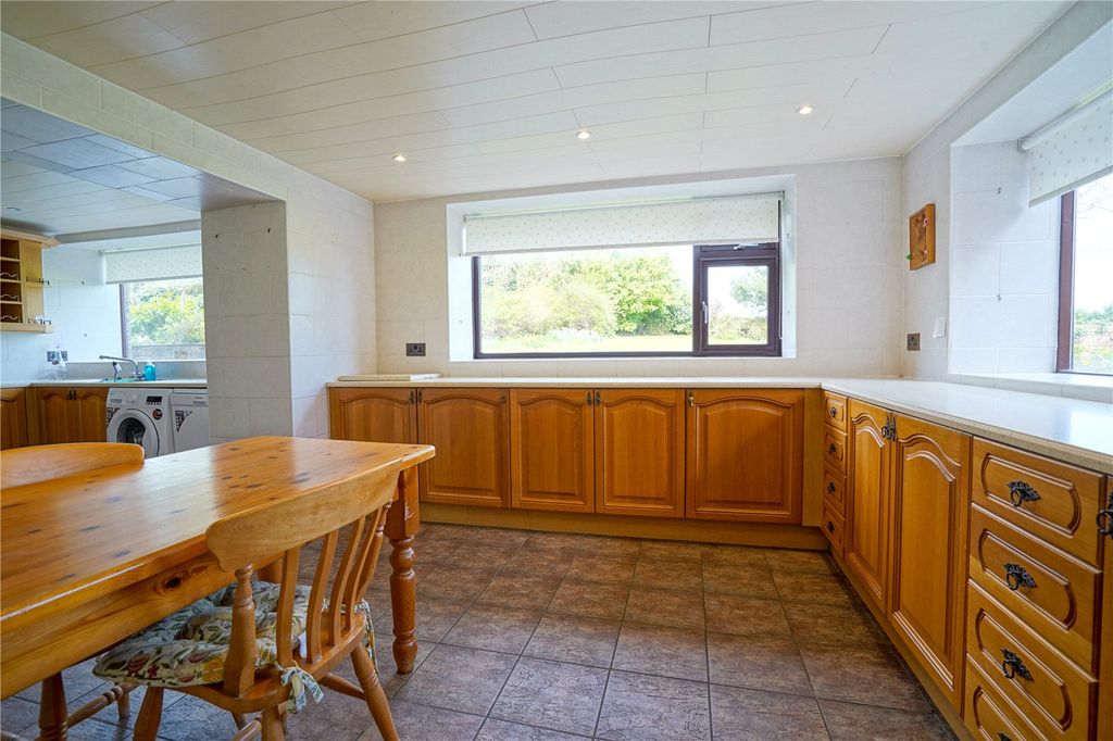 Property photo 2 of 29 Picture No. 12