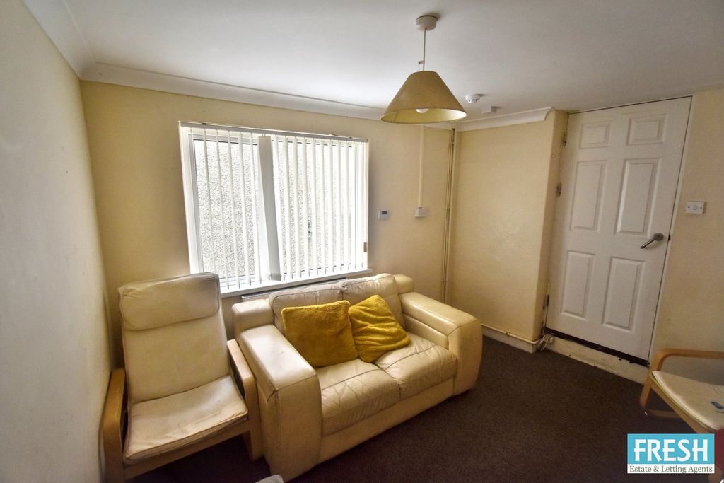 Property photo 2 of 27