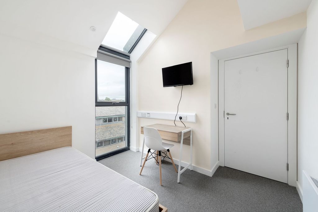 Property photo 3 of 5 A Bright And Modern Double Bedroom With Large Wind...