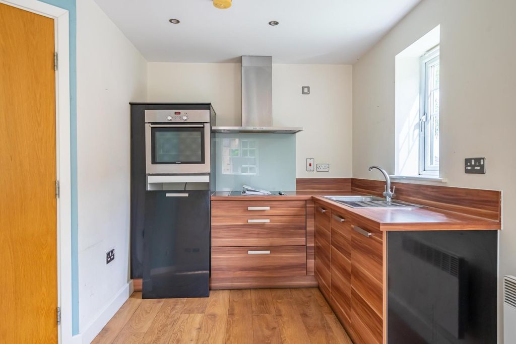 Property photo 3 of 11 Smeed House (2 Of 8).Jpg