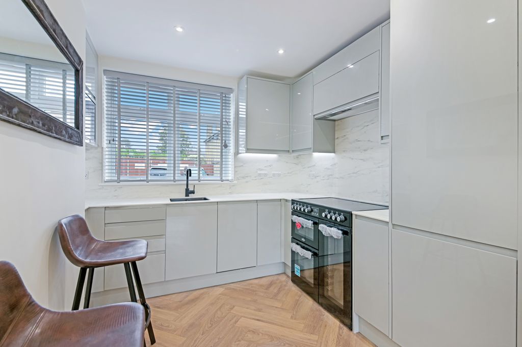 Property photo 3 of 12 Newark Road,63A -21