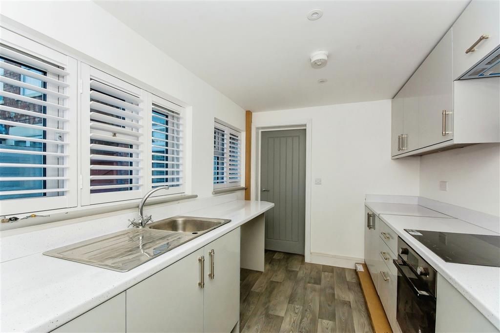 Property photo 3 of 10 Kitchen