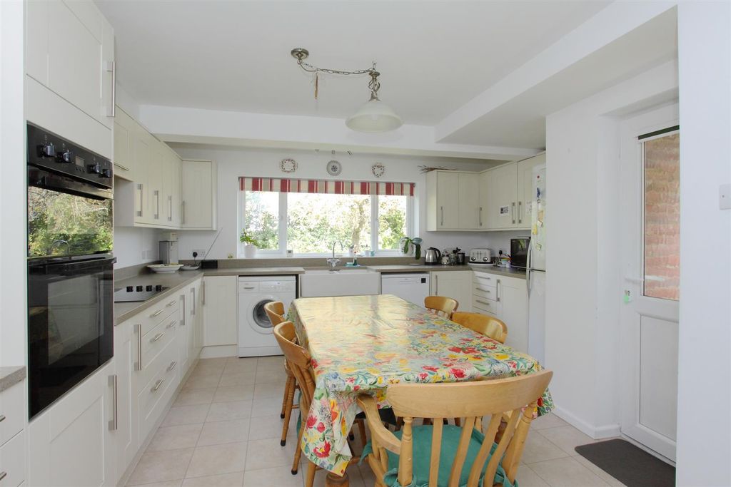 Property photo 2 of 12 14 Manor Close Ph24.Jpg