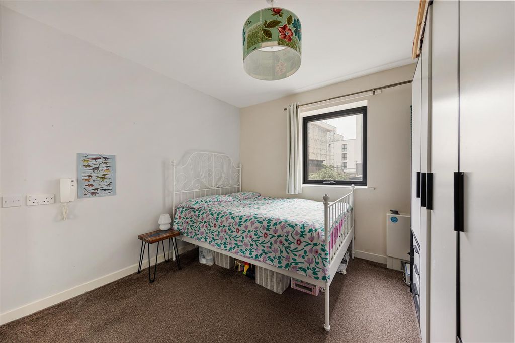 Property photo 3 of 29 Hillyfield, E17