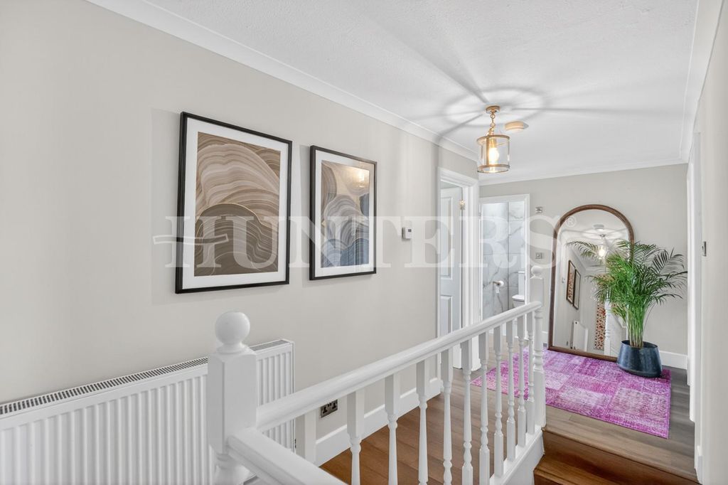 Property photo 2 of 12 Edgecot Grove N15-42.Jpg