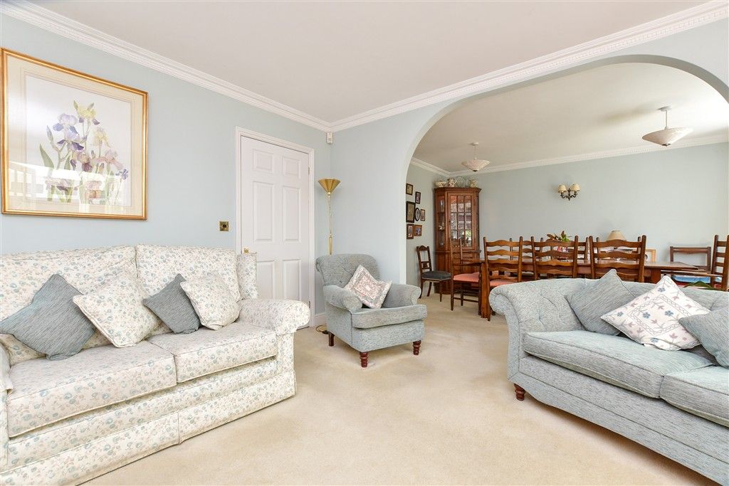 Property photo 3 of 19 Lounge