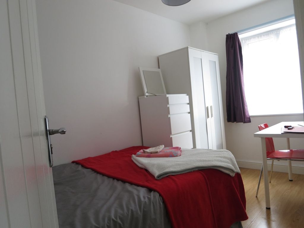 Property photo 2 of 31 Bright, Simply Furnished Single Bedroom With A Com...