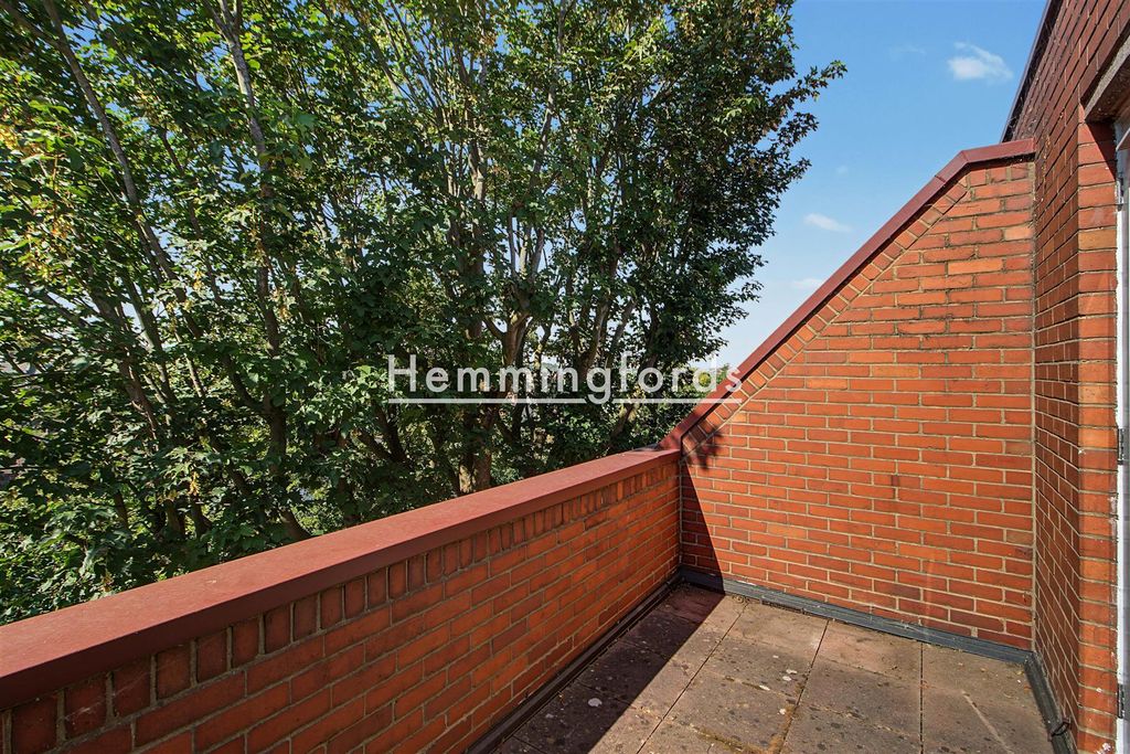 Property photo 3 of 15 Highgate Spinney N8-14.Jpg