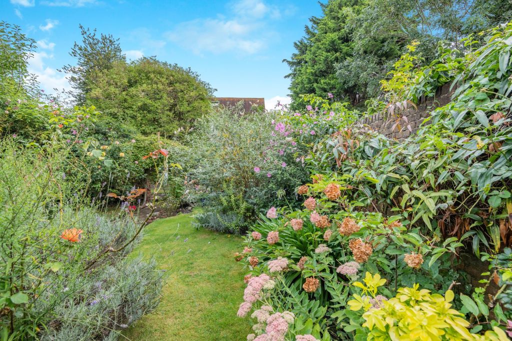 Property photo 2 of 21 Garden