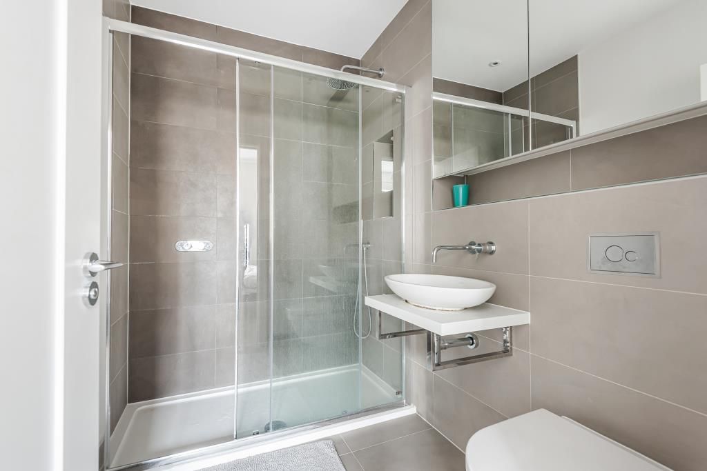 Property photo 2 of 9 Bathroom