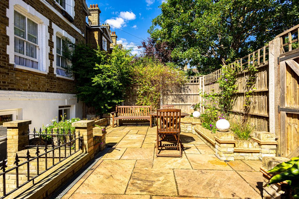 Property photo 2 of 30