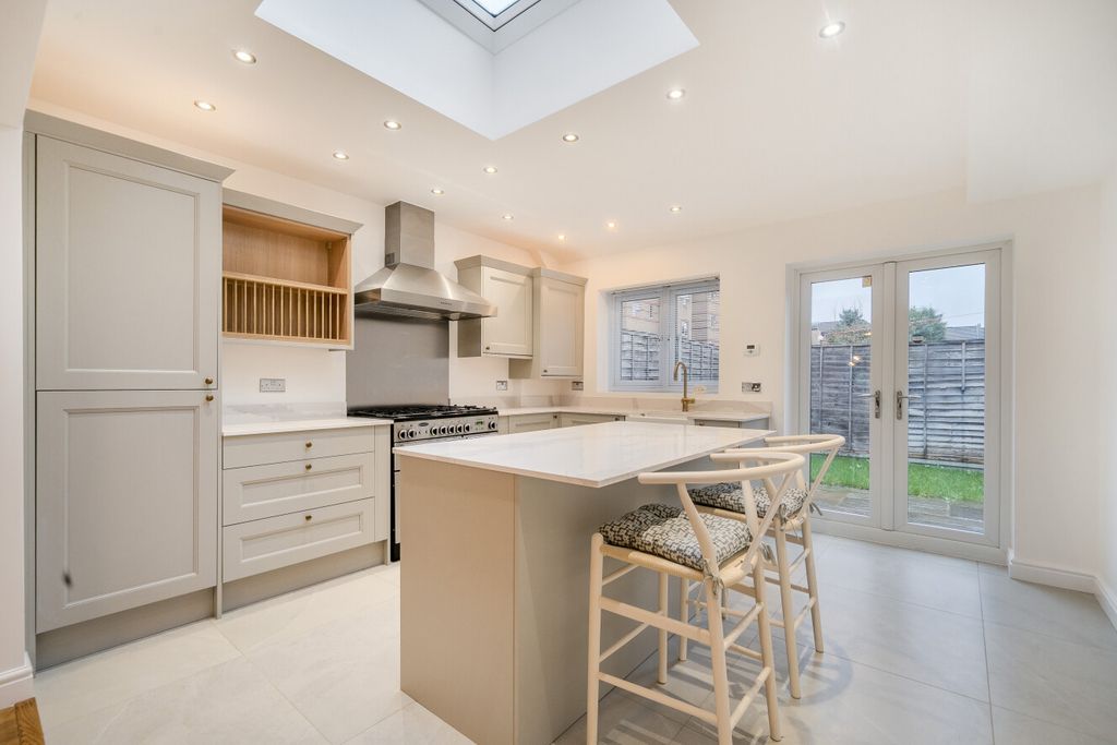 Property photo 2 of 22 1411265-1-698Df84...