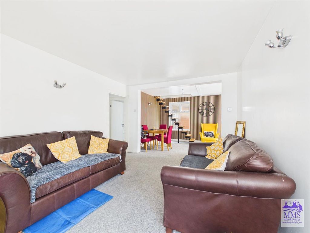 Property photo 3 of 16 Crispend  Lounge.Jpg