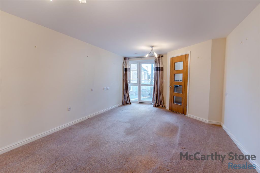 Property photo 2 of 20 8633963-Interior08.Jpg