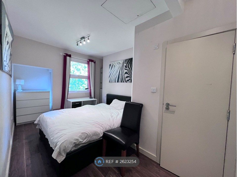Property photo 2 of 6 Bedroom