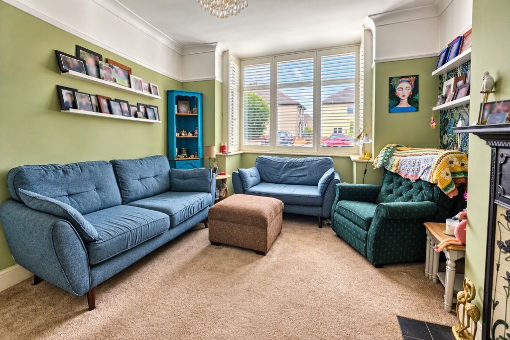 Property photo 3 of 17 Lounge