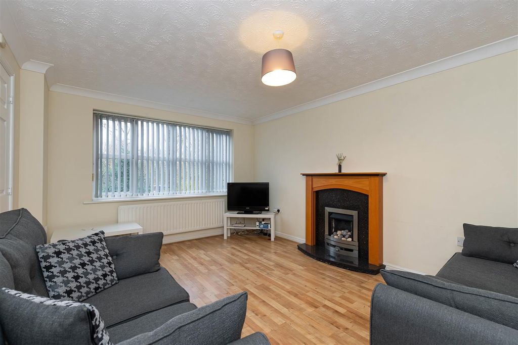 Property photo 2 of 15 10 Mere Side Close-12.Jpg