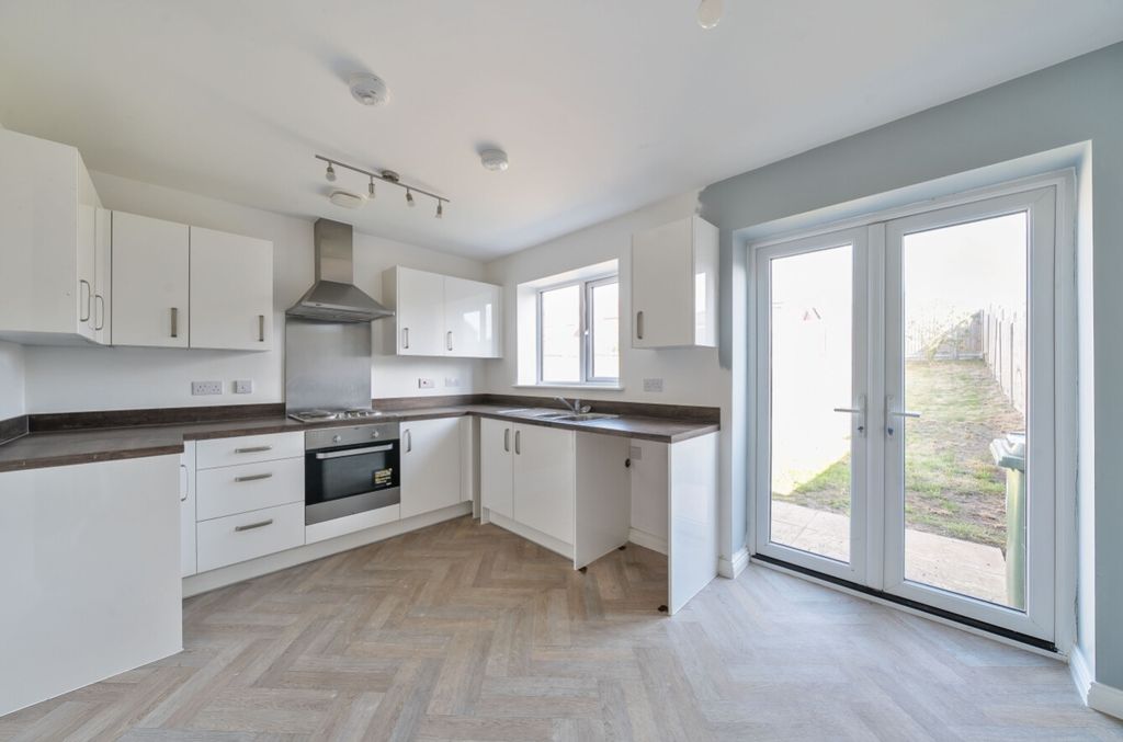 Property photo 3 of 12 5-6821B70901ce5-1284449-Arw-5-1