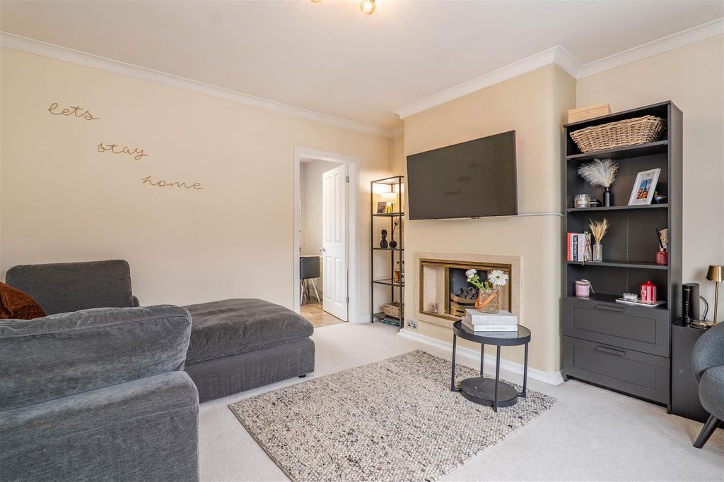 Property photo 2 of 18 Lounge