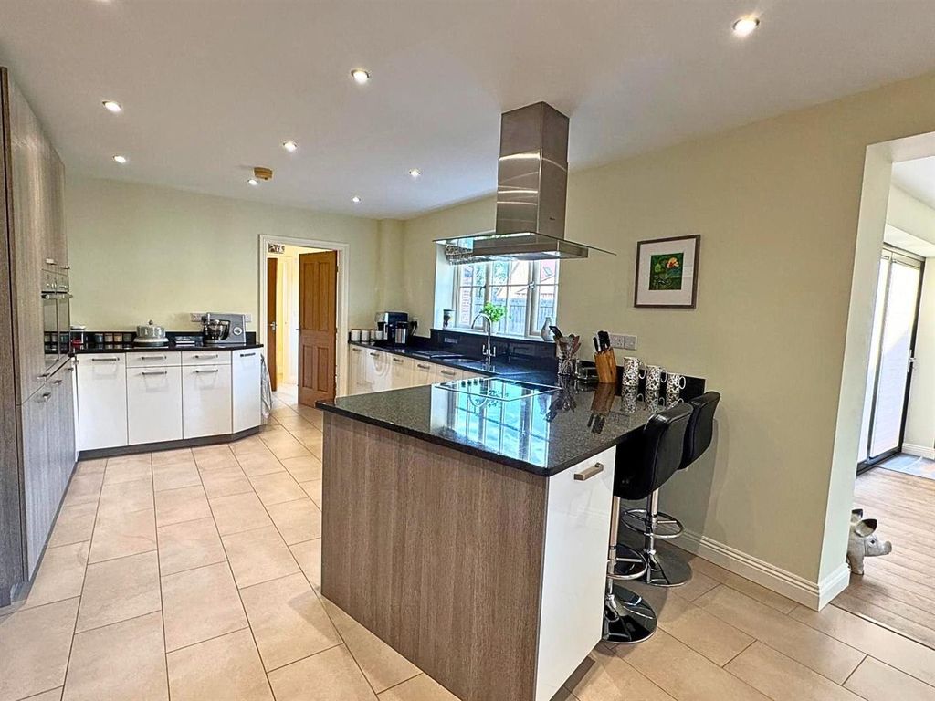 Property photo 3 of 33 Kitchen/Breakfast Room