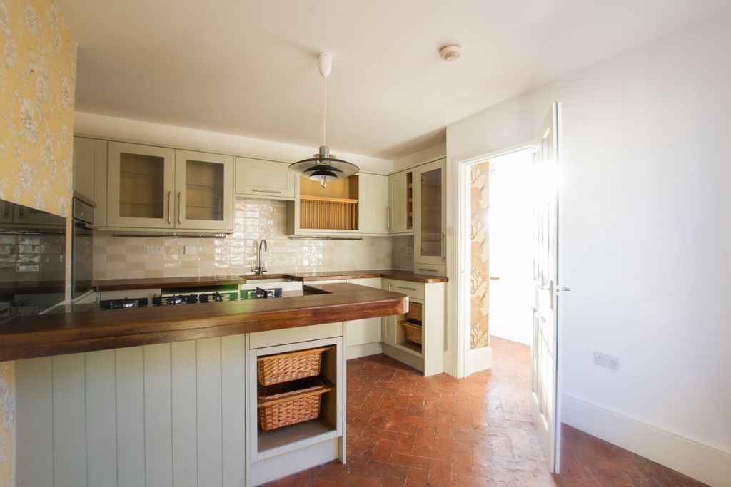 Property photo 2 of 8 Kitchen/Breakfast