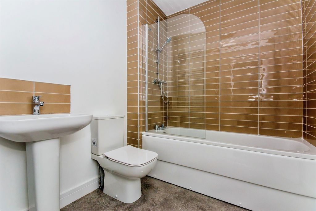 Property photo 2 of 8 Bathroom