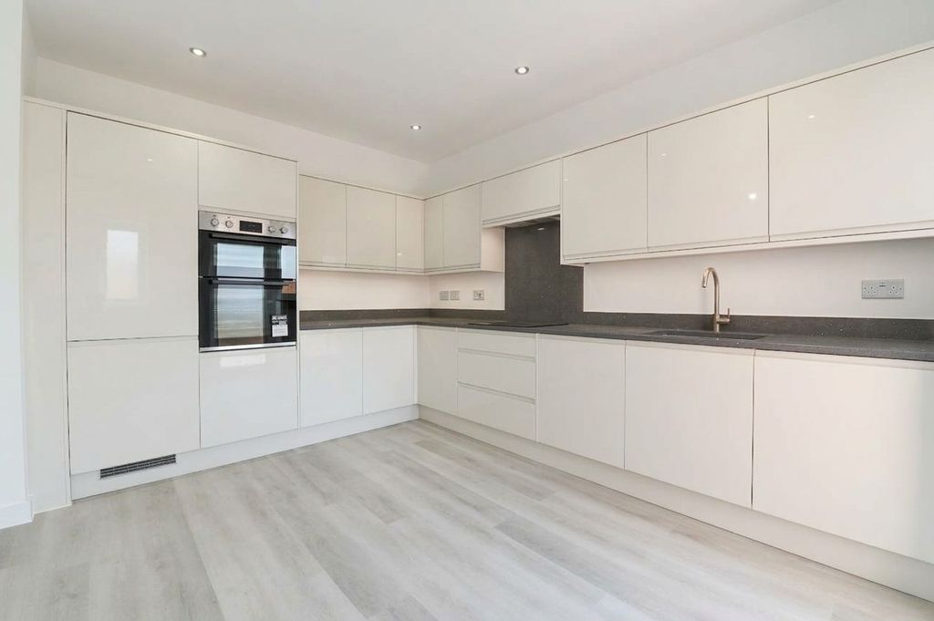 Property photo 2 of 35
