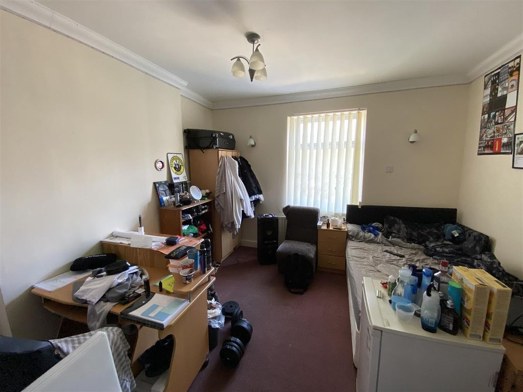 Property photo 3 of 17 Spacious Bedroom With Ample Storage And Desk...
