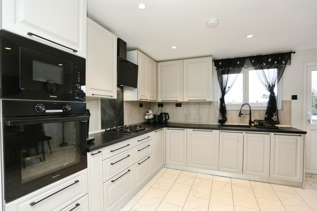 Property photo 3 of 12 Kitchen