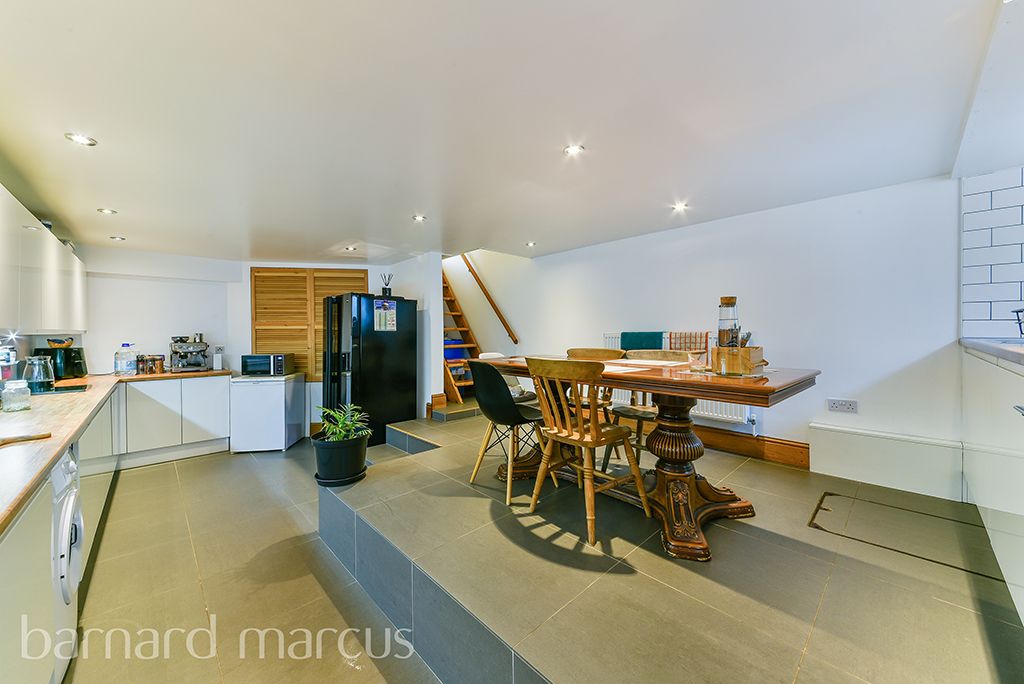 Property photo 3 of 8 Kitchen
