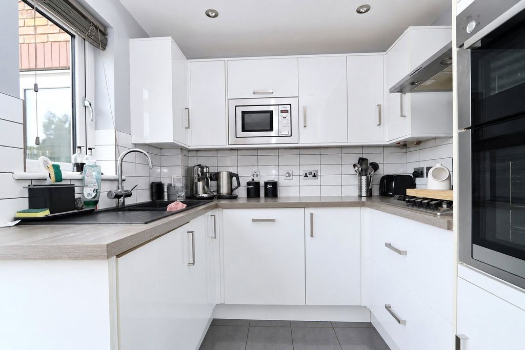 Property photo 3 of 11 Picture No. 18