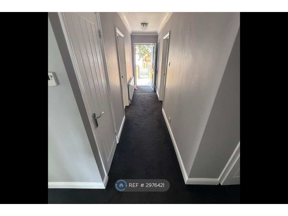 Property photo 2 of 11 Hallway
