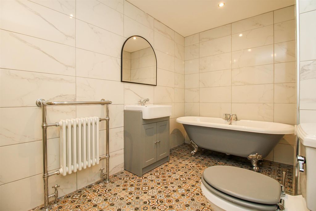 Property photo 2 of 16 Bathroom