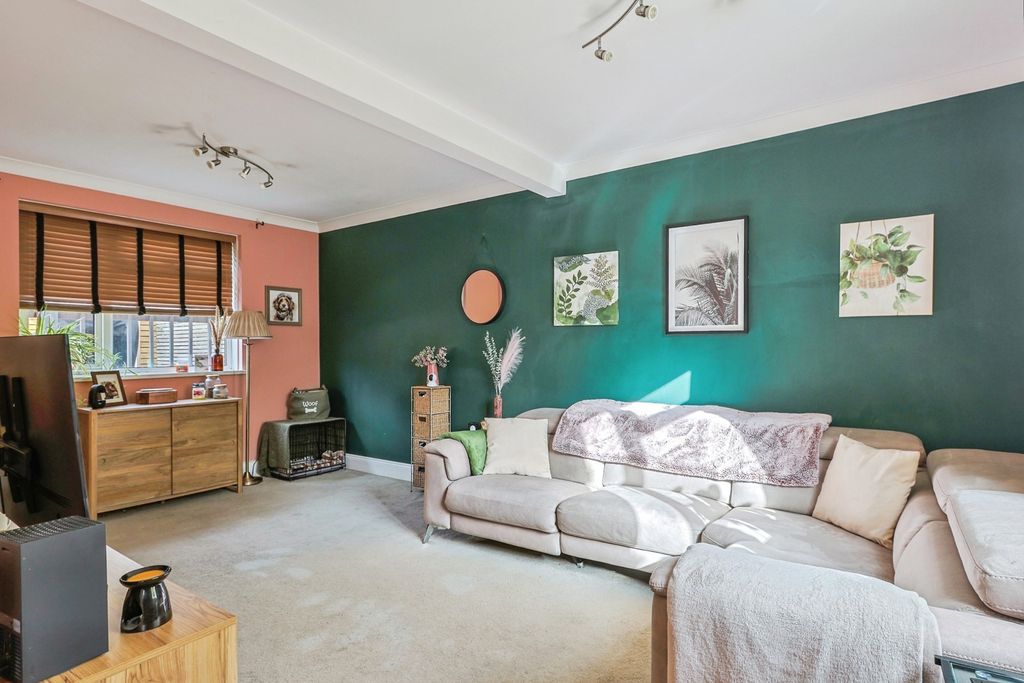 Property photo 2 of 17 Lounge