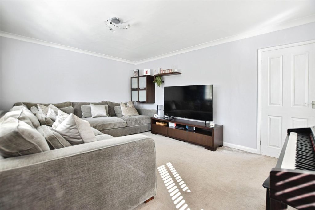 Property photo 2 of 14 Lounge