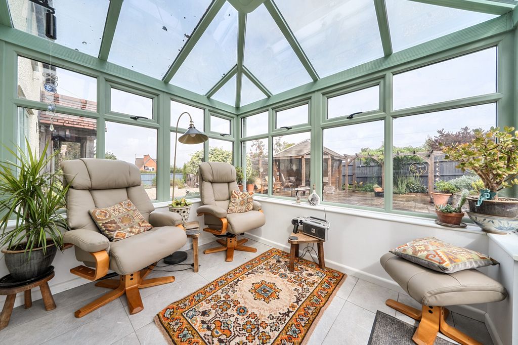 Property photo 2 of 24 Conservatory