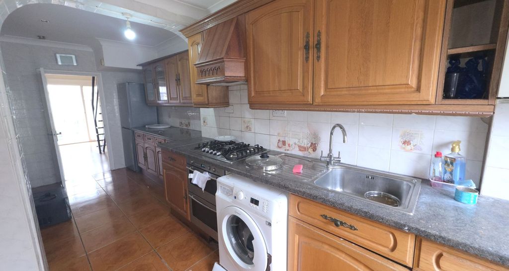 Property photo 3 of 9 Kitchen