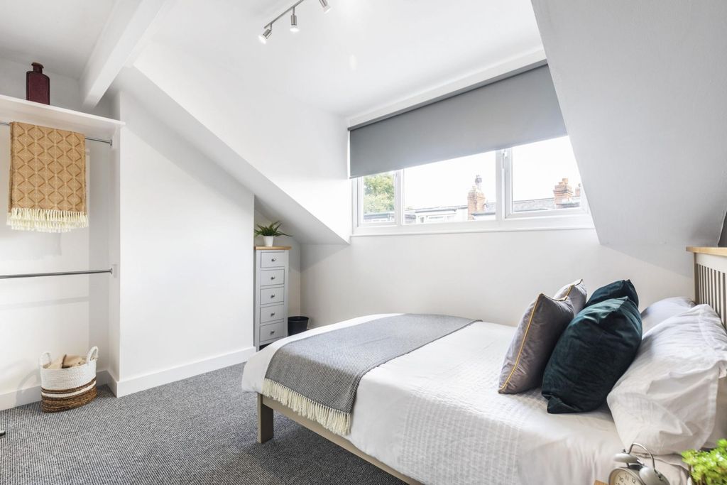 Property photo 3 of 11 Bright, Well-Presented Double Bedroom With A Comfo...