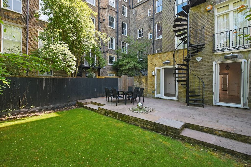 Property photo 2 of 12 962 Sqft Exclusive Garden