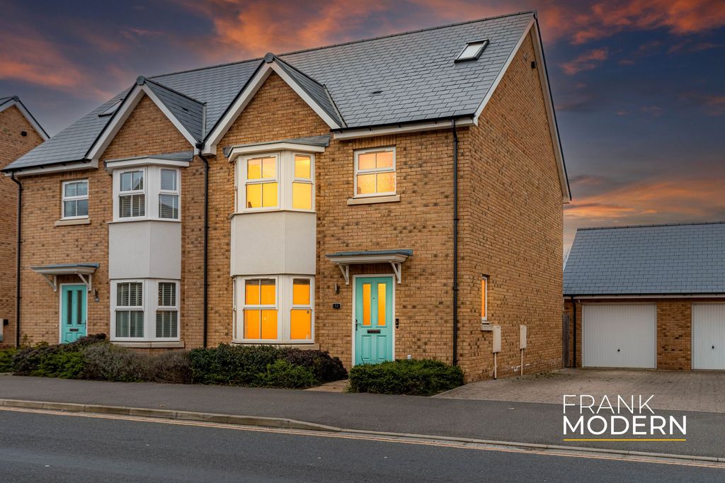 Property photo 1 of 47 Dusk