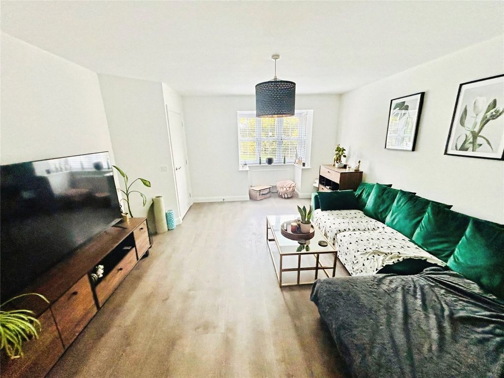 Property photo 3 of 14 Lounge