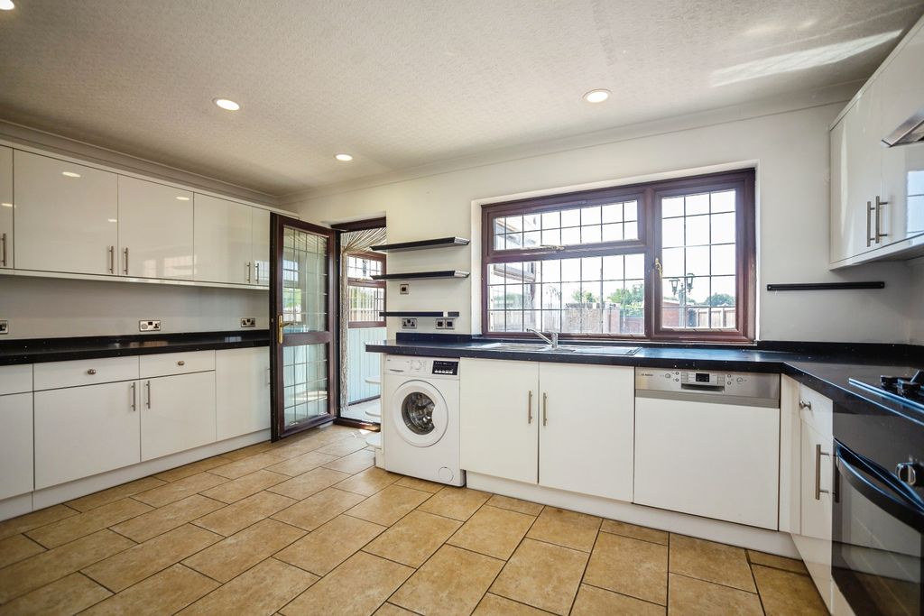Property photo 2 of 19 Kitchen