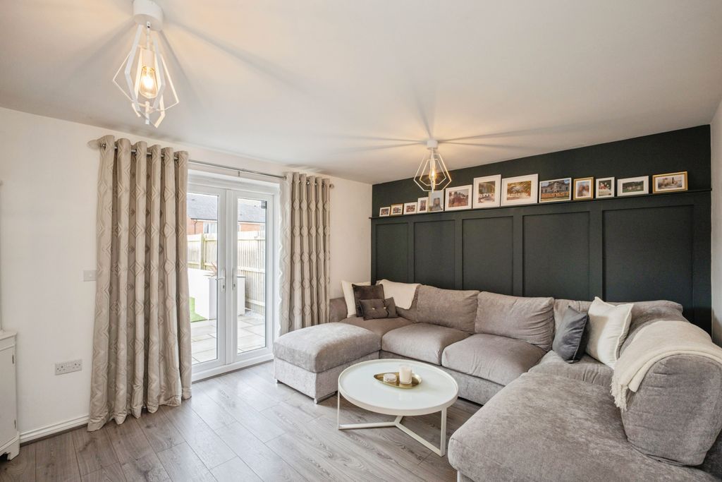 Property photo 2 of 14 Lounge