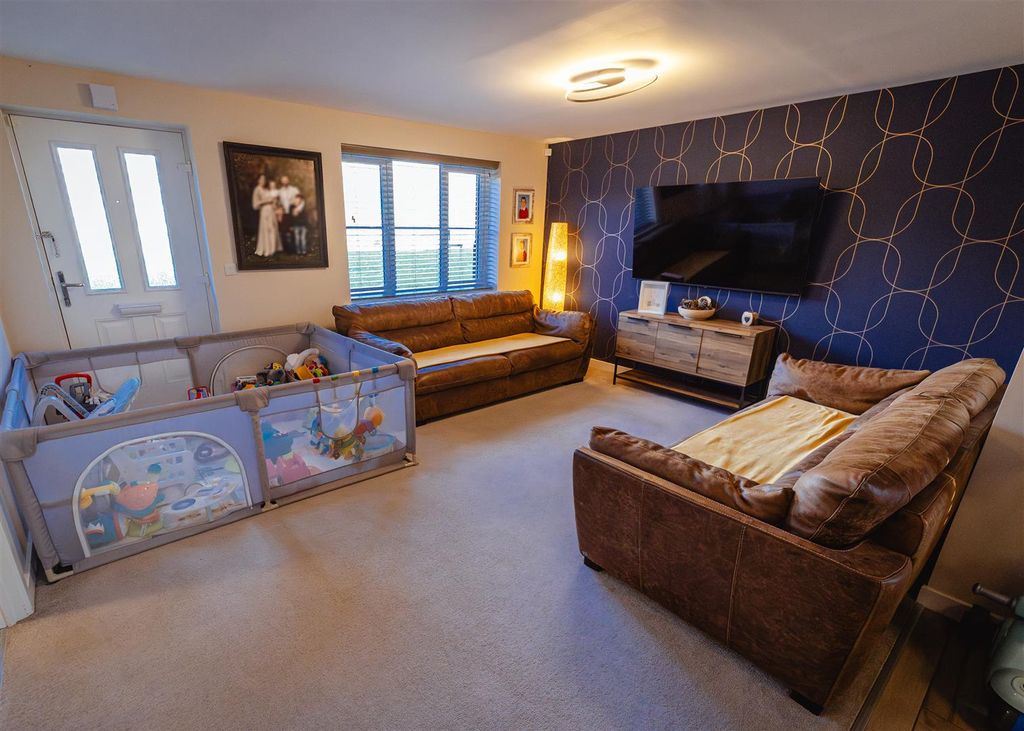 Property photo 3 of 21 003 - Lounge.Jpg