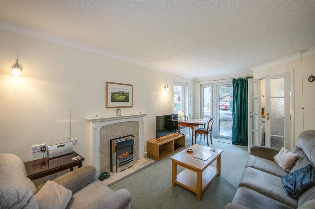 Property photo 2 of 12 Lounge