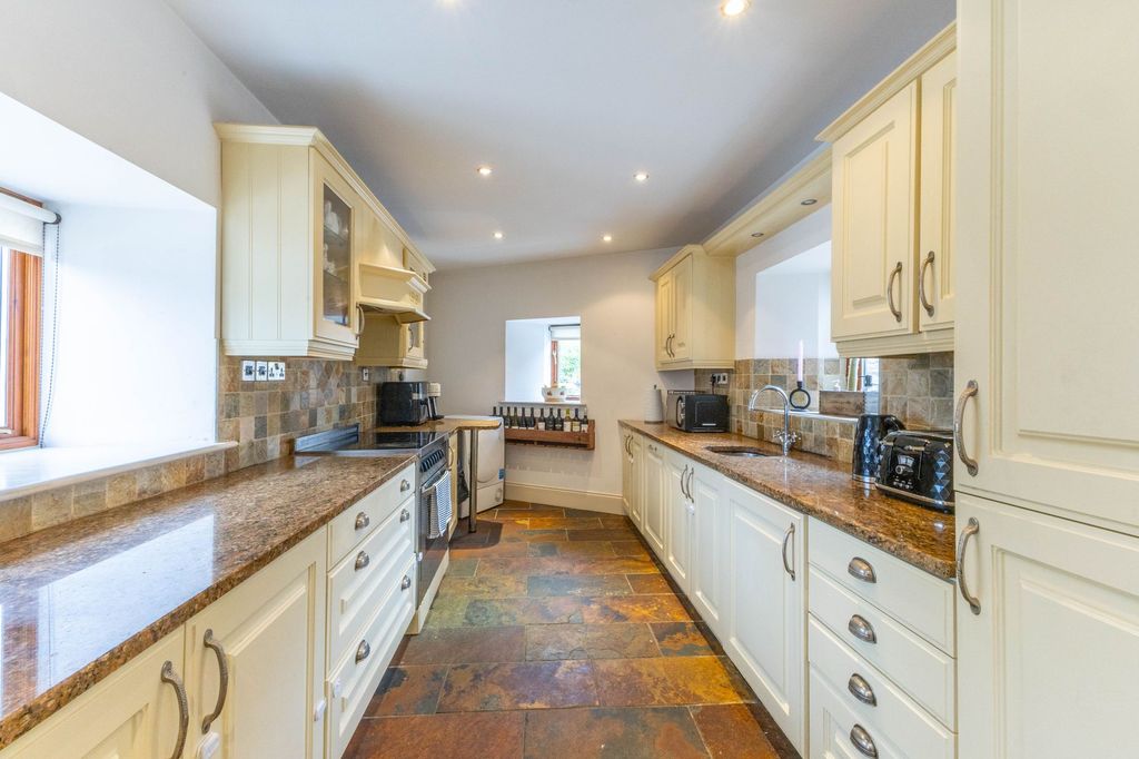 Property photo 2 of 27