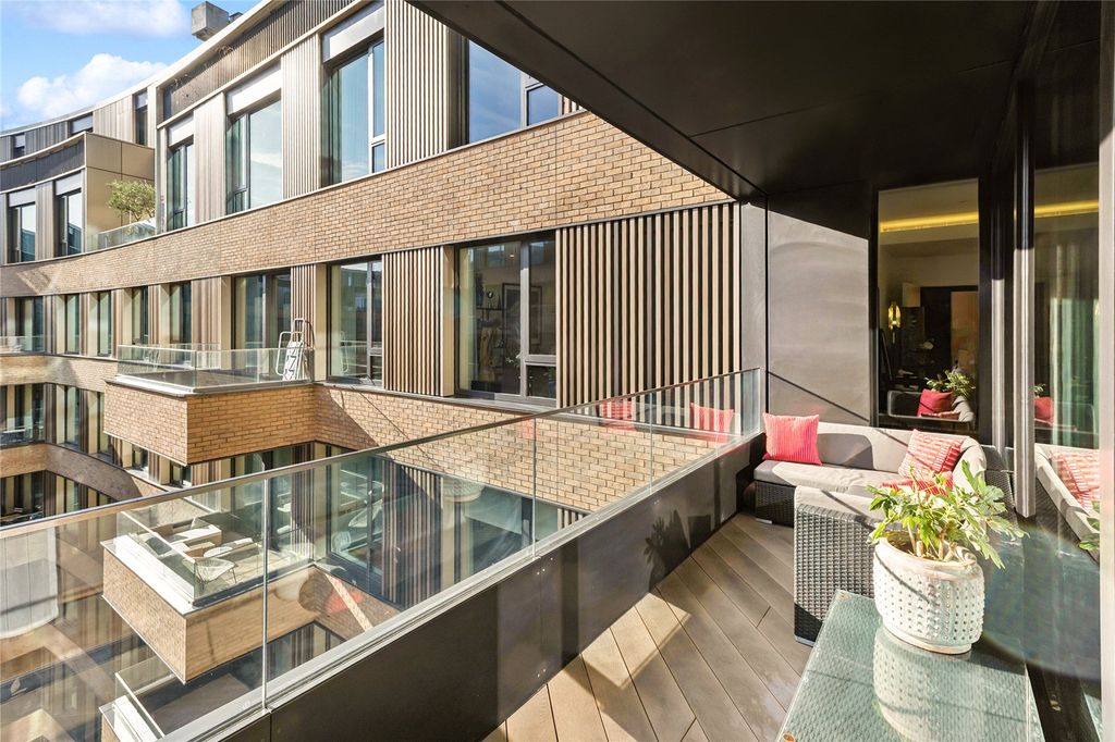 Property photo 3 of 20 Balcony