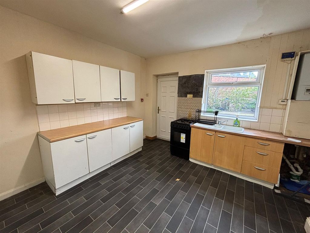 Property photo 2 of 9 Kitchen