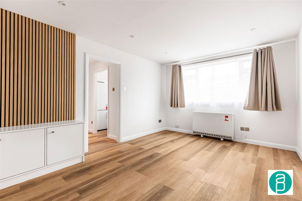 Property photo 1 of 5 Andrew_Purnell-2__18_South_Park-Sw19__10_.Jpg